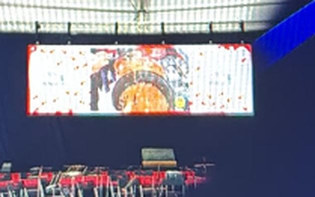 Ecrã LED panorâmico como fundo de palco, com regie de som por baixo