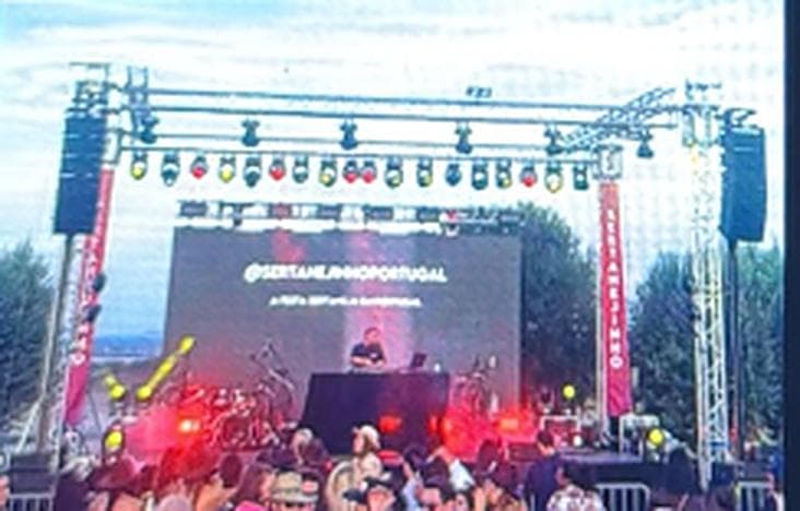 Palco de concerto em boxtruss com line-array, iluminação e parede LED central