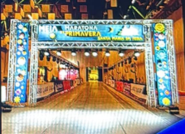 Pórtico boxtruss da Meia Maratona da Primavera com iluminação e bandeiras